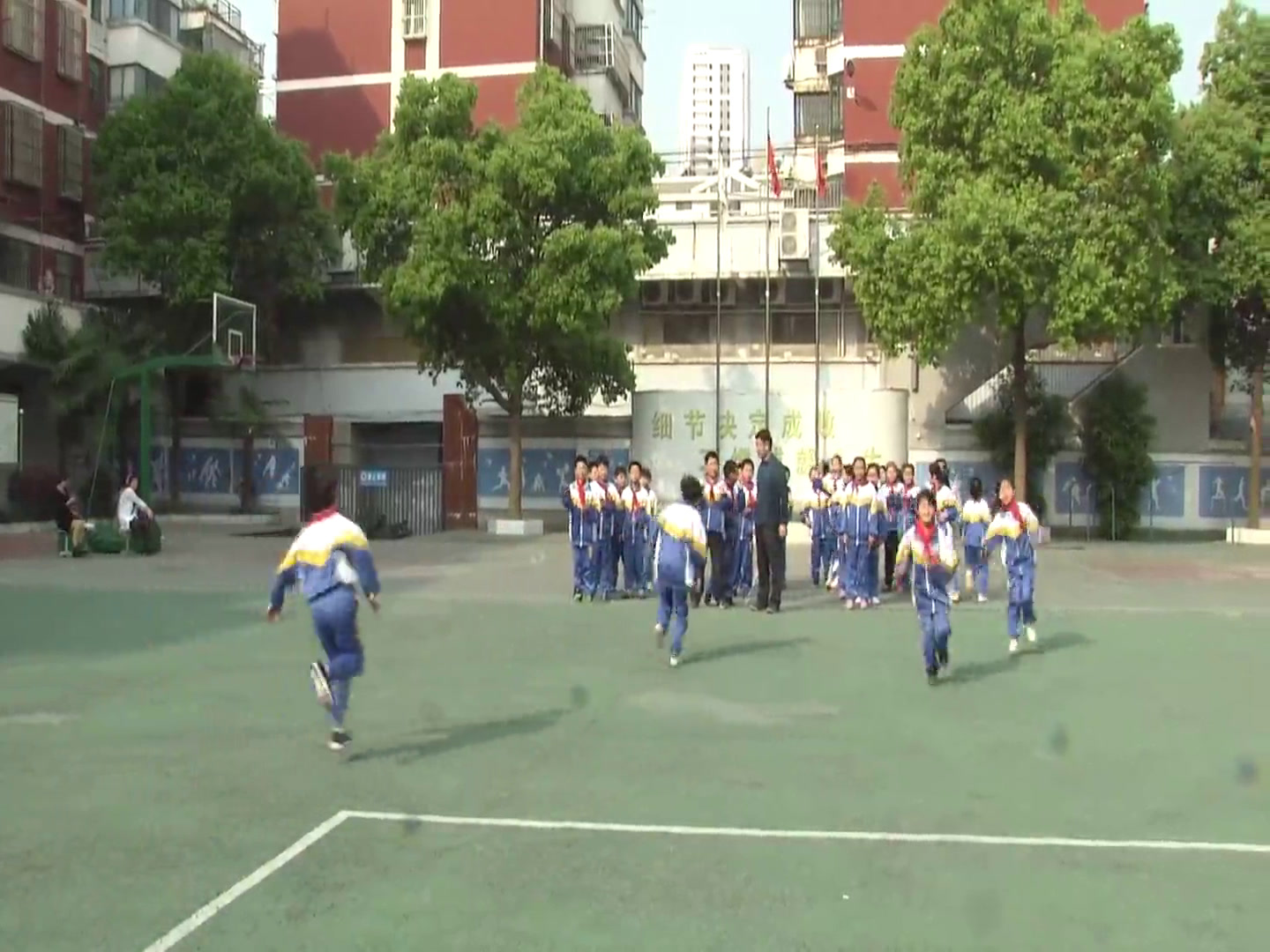 人教2011版体育与健康三至四年级《1.正踢腿》安徽老师-市一等奖