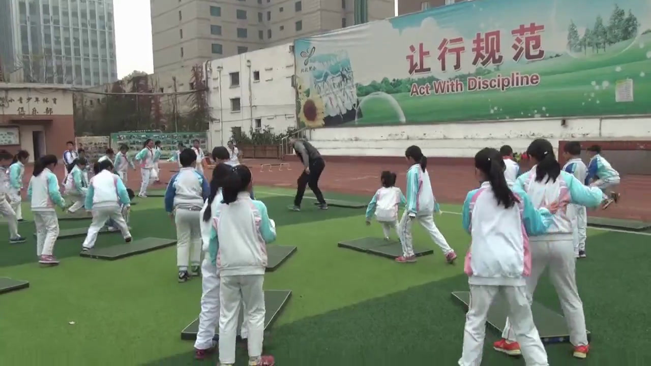 人教2011版体育与健康三至四年级《第三节技巧》北京市孙老师-省一等奖