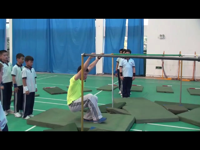 人教2011版体育与健康五至六年级《3.穿臂前后翻》安徽老师-市一等奖