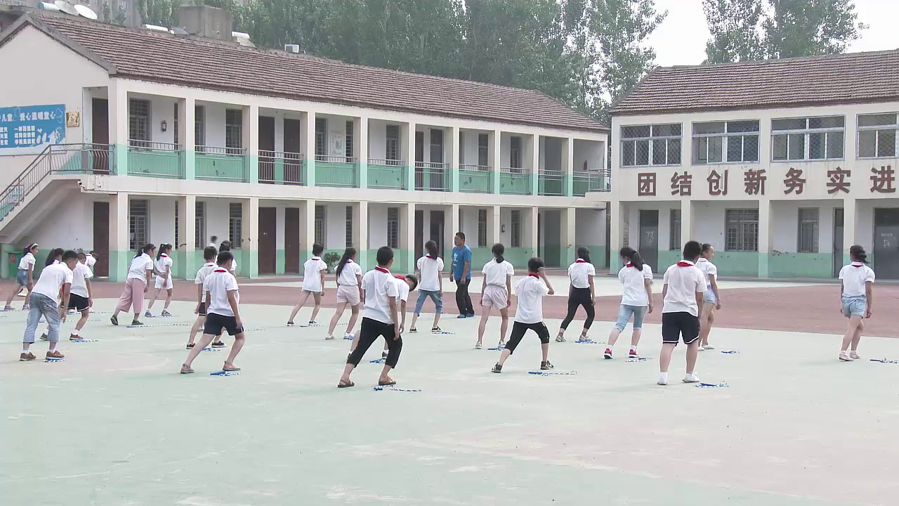 人教2011版体育与健康五至六年级《2.双摇跳》安徽黄老师-市一等奖