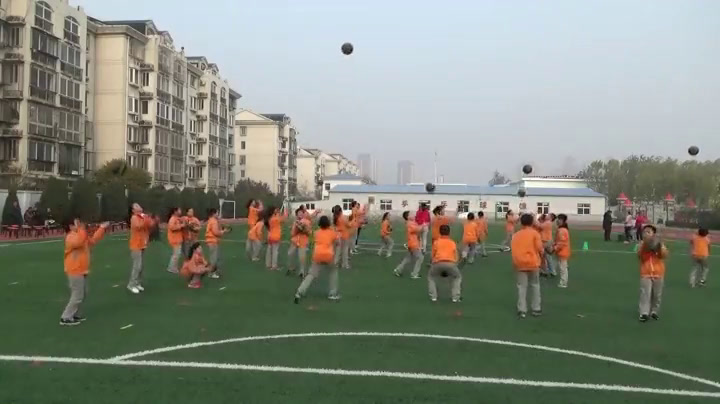 人教2011版体育与健康五至六年级《2.正面下手双手垫球》天津市陈老师-省一等奖