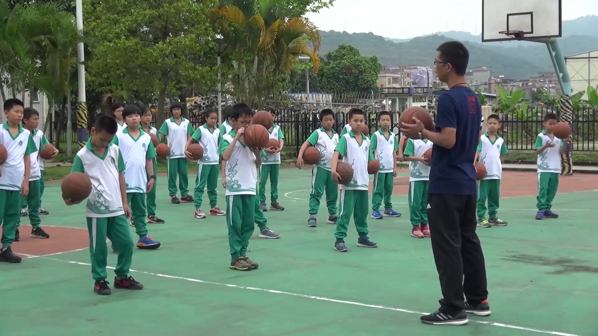 人教2011版体育与健康五至六年级《5.运球技术与教学比赛》广东李老师-省一等奖
