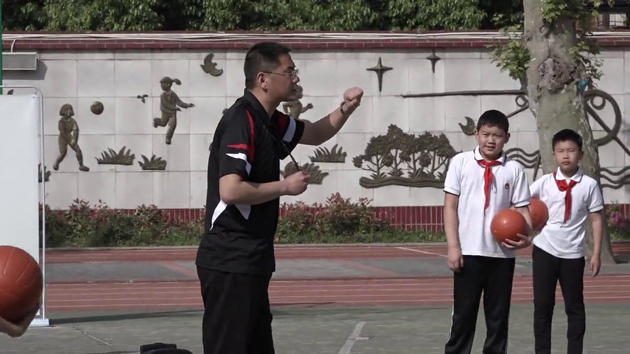 人教2011版体育与健康五至六年级《1.准备姿势和移动》湖北张老师-市一等奖