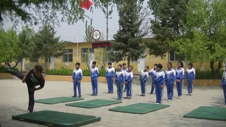 人教2011版体育与健康五至六年级《4.侧手翻》河北老师-市一等奖