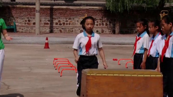 人教2011版体育与健康五至六年级《1.跳上成蹲撑，起，》辽宁韩老师-市一等奖