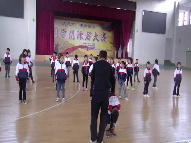 人教2011版体育与健康五至六年级《4.山羊分腿腾越考核》湖南胡老师-市一等奖
