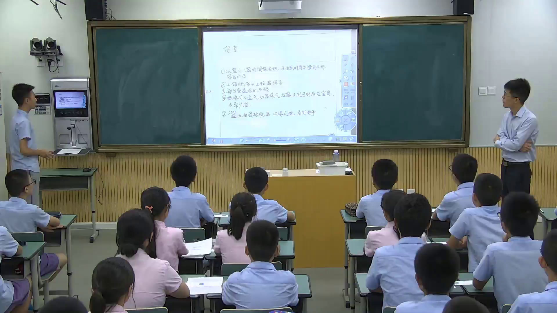 初中安全教育7—9年级《逃生与救护知识》四川何老师-全国一等奖
