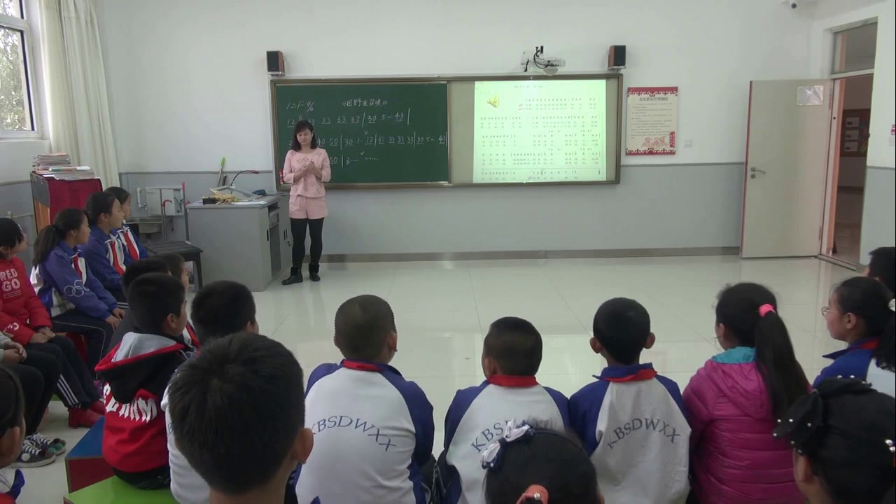 人教版音乐四上《唱歌　田野在召唤》内蒙康老师-市一等奖