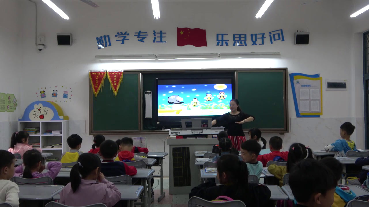 湘文艺版本音乐一上《（演唱）亮火虫》湖南李老师-县级优课