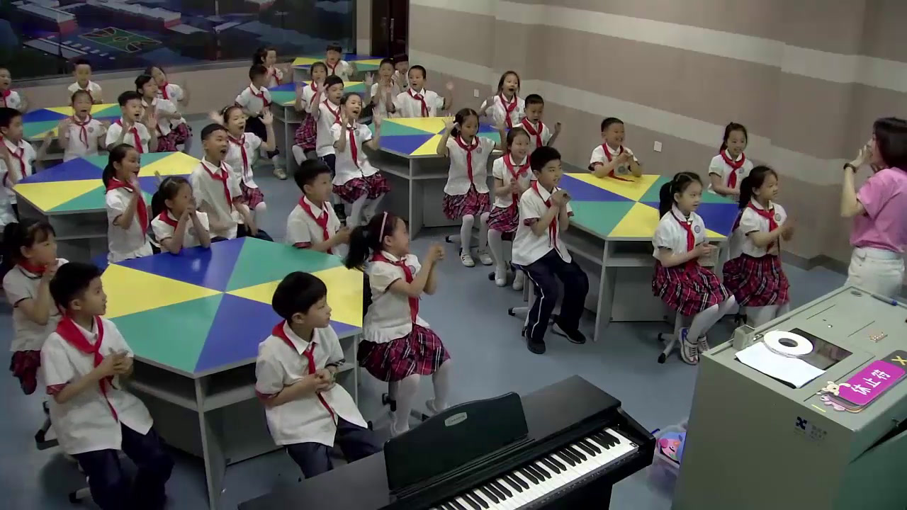 花城粤教版音乐一上《歌曲《在农场里》》湖北陈老师-市一等奖