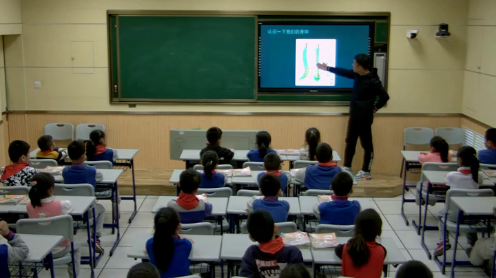 一二年级体育《身体健健-正确的坐姿、站姿、行走姿势和读写姿势》辽宁张老师-全国一等奖