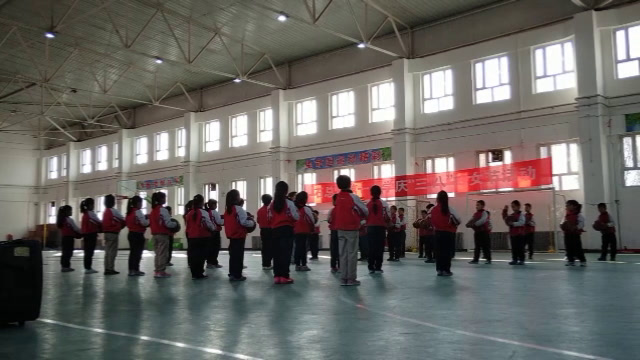 一二年级体育《小篮球-原地拍球》新疆顾老师-省一等奖