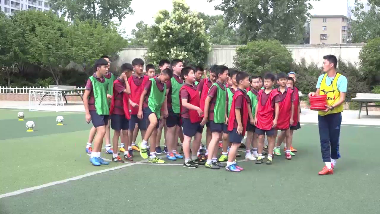  体育五六年级《小足球》江西胡老师-省一等奖