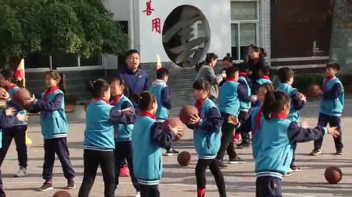体育三四年级《小篮球》河北魏老师-省一等奖