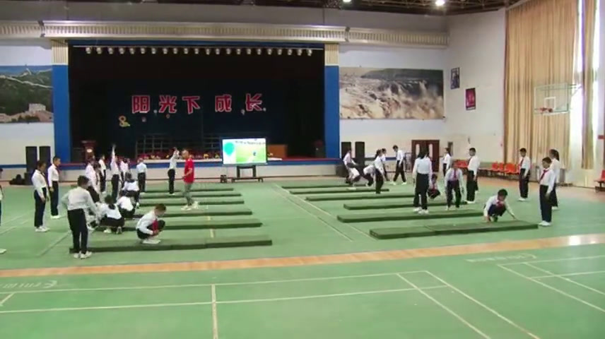  体育五六年级《 技巧-前滚翻交叉转体180°-后滚翻成跪立-跪跳起》宁夏陈老师-省一等奖