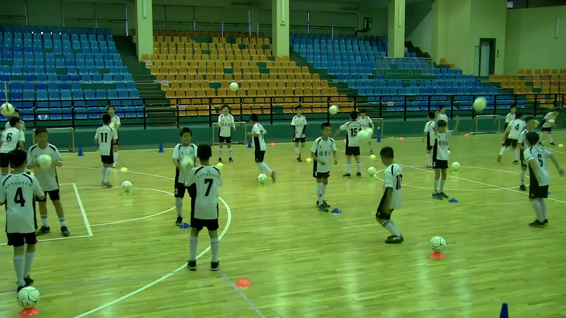  体育五六年级《 足球》湖南陈老师-全国一等奖
