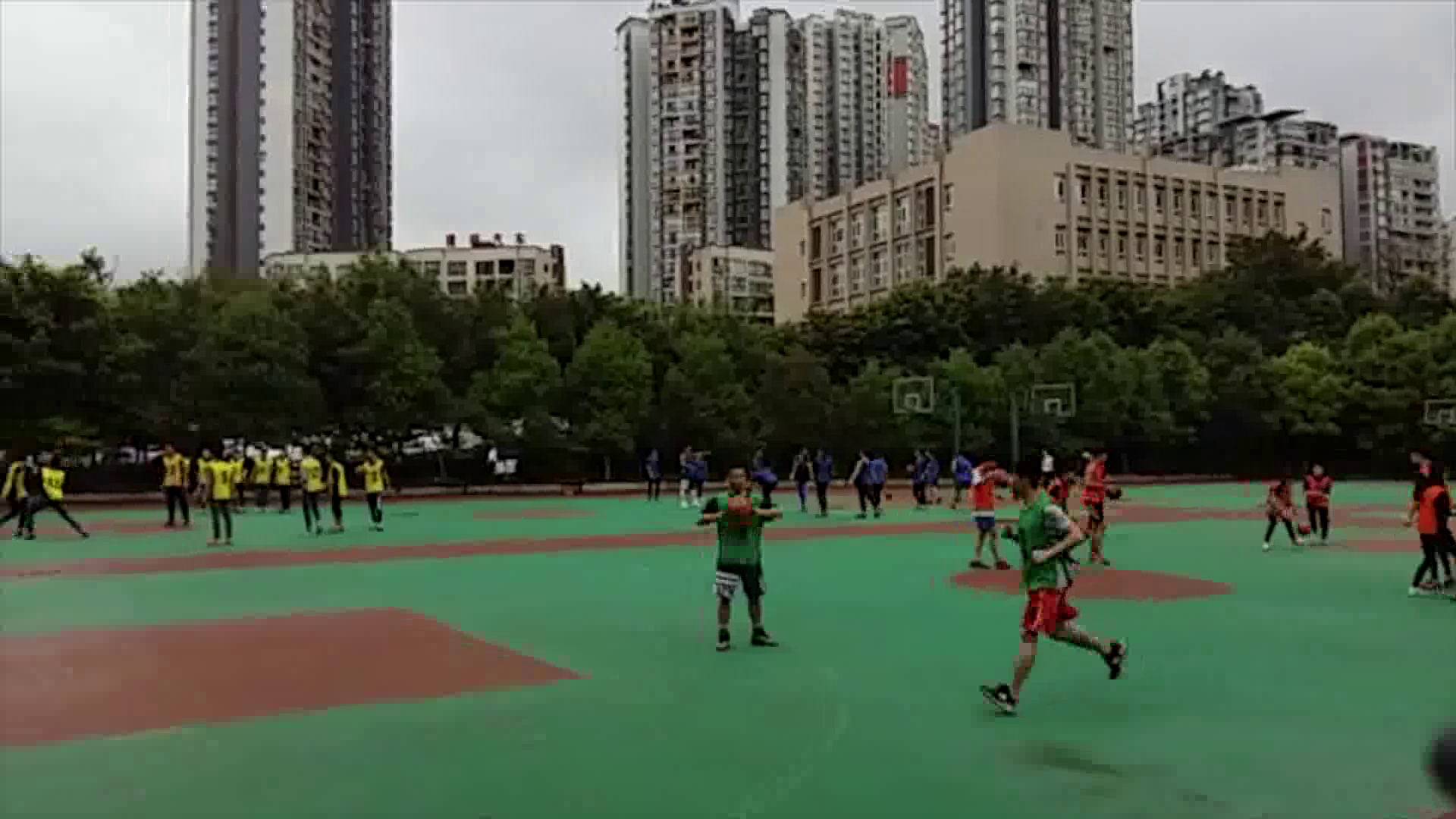 人教版高中体育《接传球原地跳起单手肩上投篮》重庆赵老师-全国一等奖