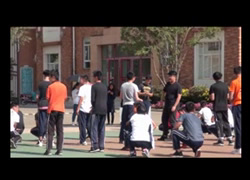 人教版高中体育《“心跟进”防守战术》云南老师-省一等奖