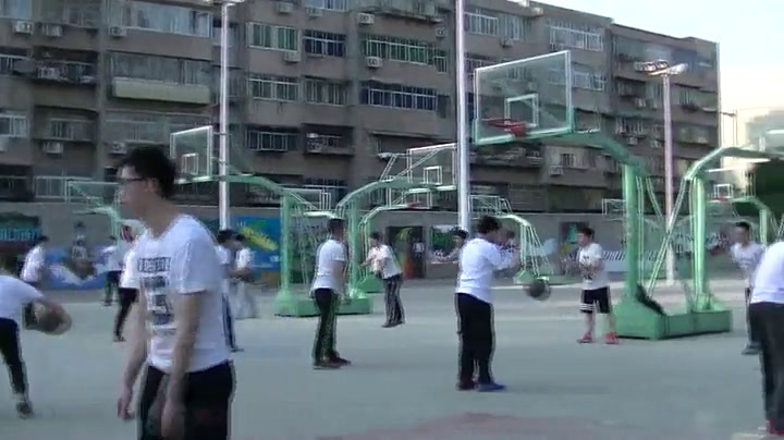 人教版高中体育《“二攻一”“一防二”》河南杨老师-市一等奖