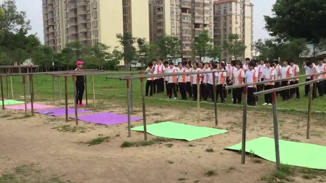 人教版高中体育《挂臂摆动屈伸上成分腿坐》广东吴老师-