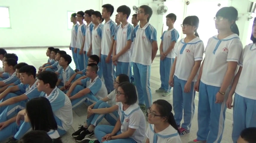 人教版高中体育《正面屈体扣球》广东叶老师-市一等奖