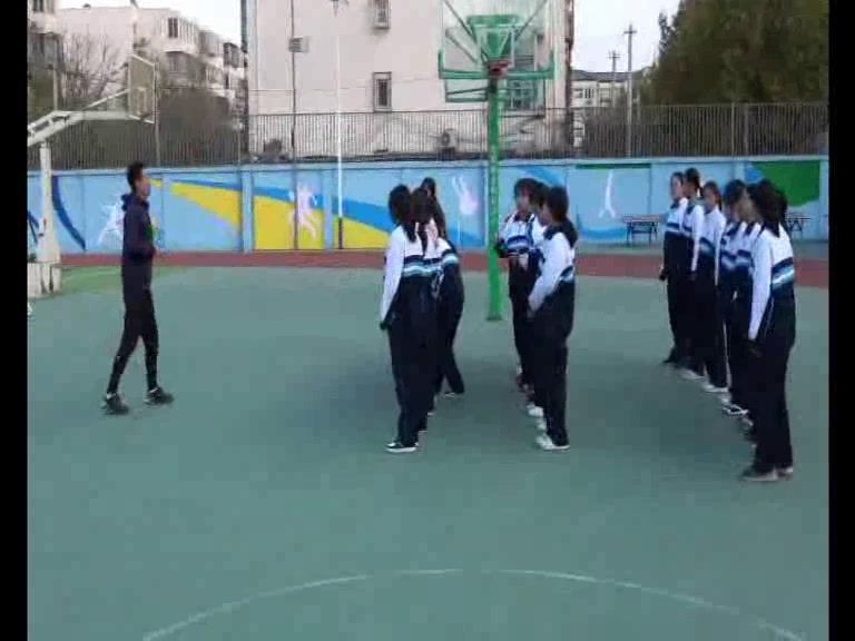 人教版高中体育《挂臂摆动屈伸上成分腿坐》北京市老师-