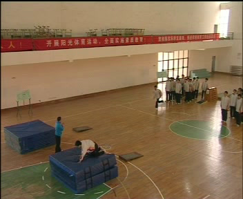 人教版高中体育《纵箱分腿腾越》江苏羊老师-市一等奖