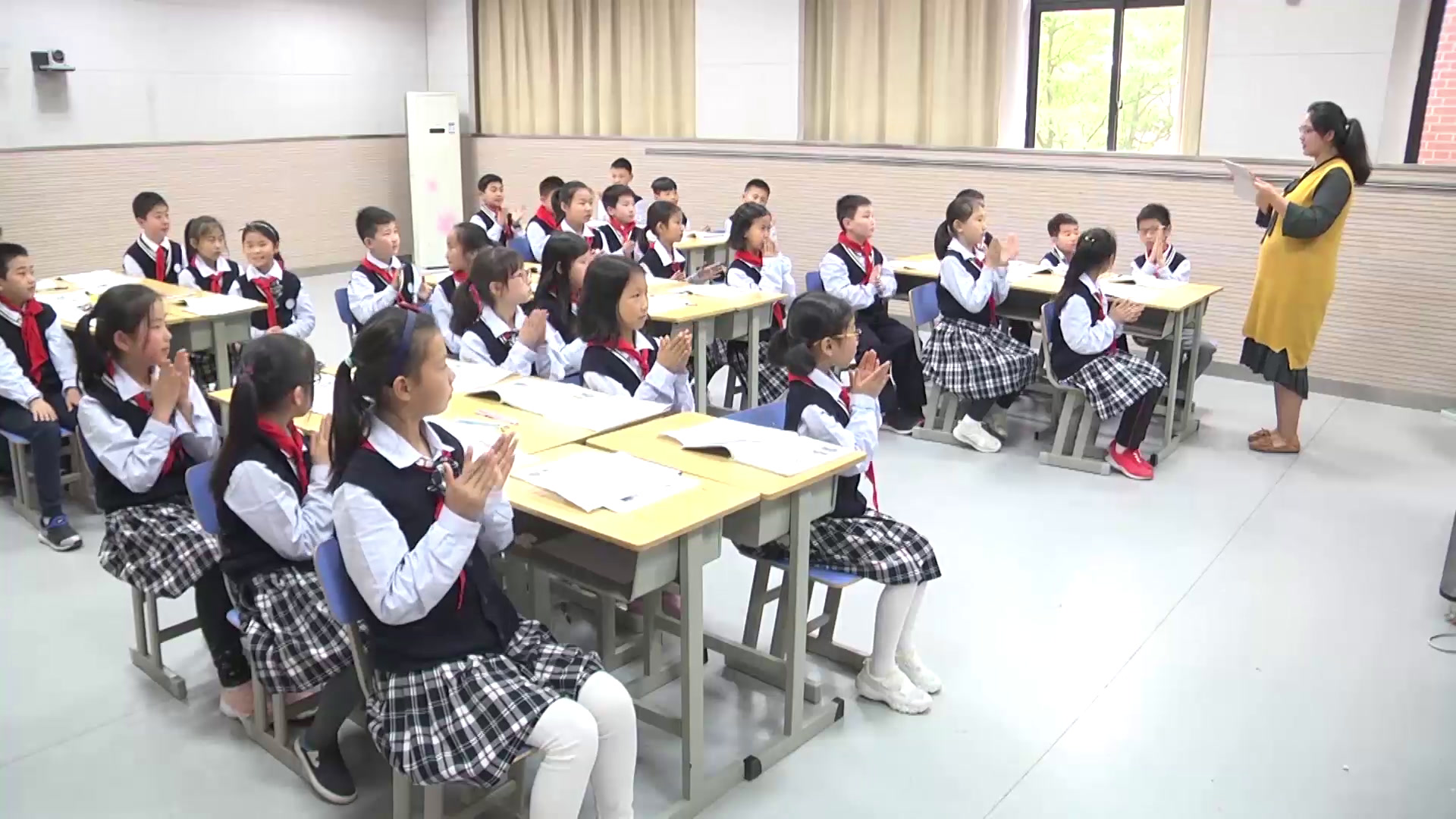 部编版道德与法治三下《12.慧眼看交通》安徽老师-市一等奖