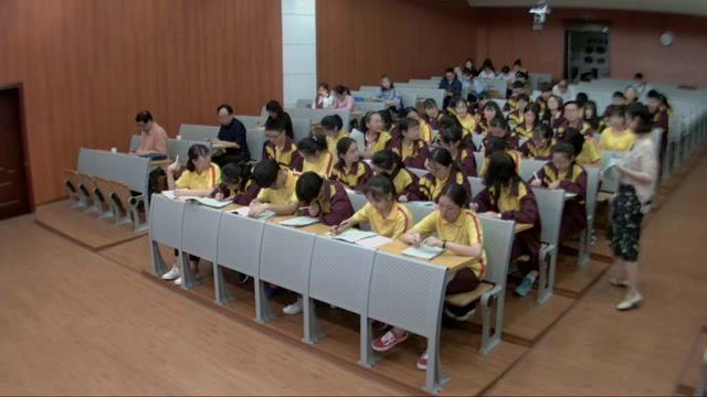 译林版英语模块一《Reading(2)：School life in the UK》湖南老师-县级优课