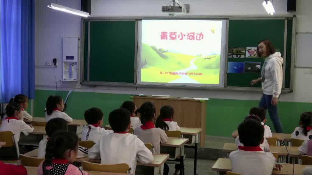 湘文艺版音乐一下《（演唱）青草小河边》河北张老师-县级优课
