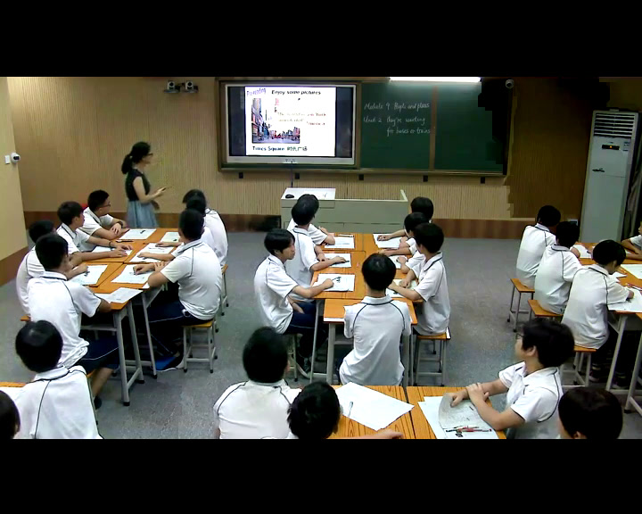 外研版英语七上《Unit2 They're waiting for buses or trains.》广东黄老师-市一等奖